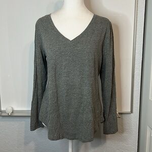New York & Company Knit V Neck Top Size M Gray NY&C Long Sleeve